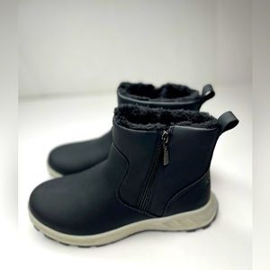 Khombu Ladies Sienna Black all weather boot NWB Sz-7 water repellant memory foam